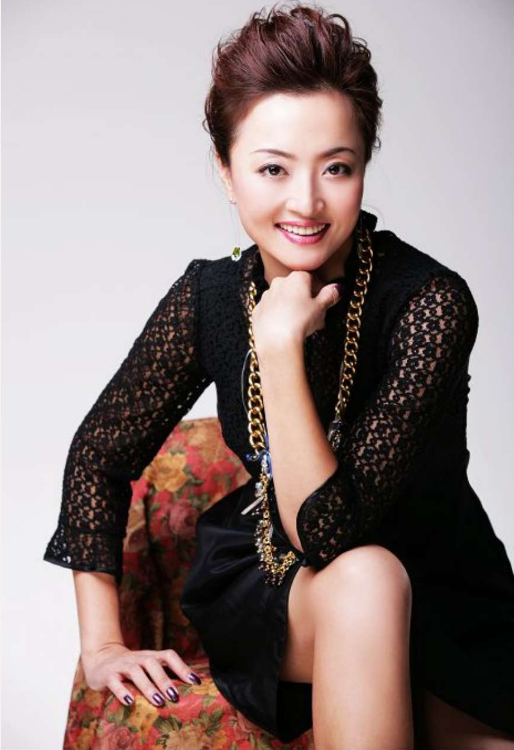 原华是个东北姑娘,她上面有两个姐姐.其中她和二姐原莉是关系最好的.