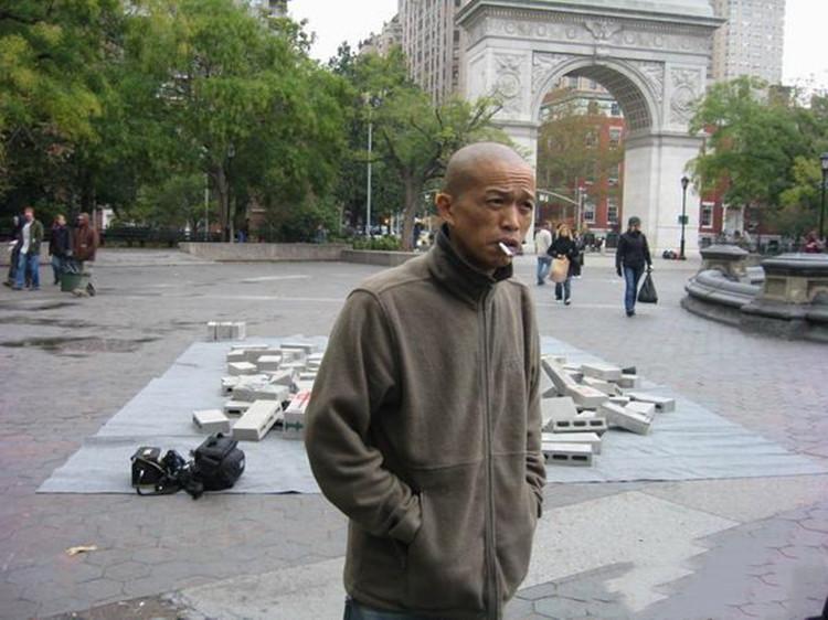 回顾何云昌取下肋骨制项链送给女朋友把自己浇筑在水泥里