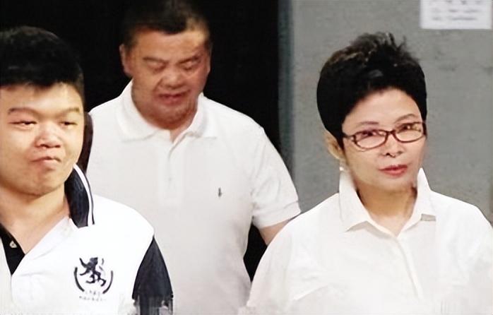 回顾23岁火遍全国38岁因绯闻被雪藏国民女星董文华到底冤不冤