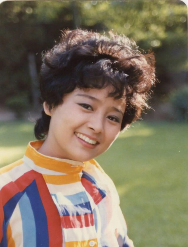 回顾演员张瑜一夜成名后弃夫出国离婚多年见到前夫还会心动