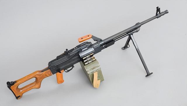 但是,越军在越南战争中缴获了大量的美式m79型40mm榴弹发射器,成为