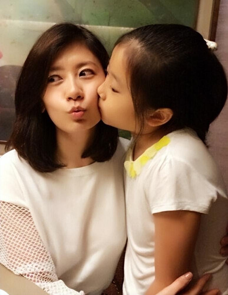 那时候贾静雯父亲刚去世,他生前欠下很多债都没还完.