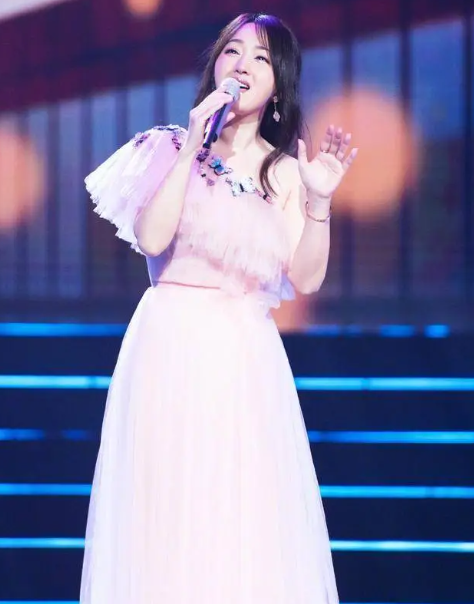 回顾原来53岁至今未婚的杨钰莹才是真正的人生赢家