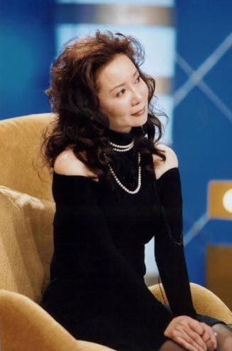 回顾蔡明儿子丁丁36岁仍未婚无子女是蔡明的骄傲也是她的心病