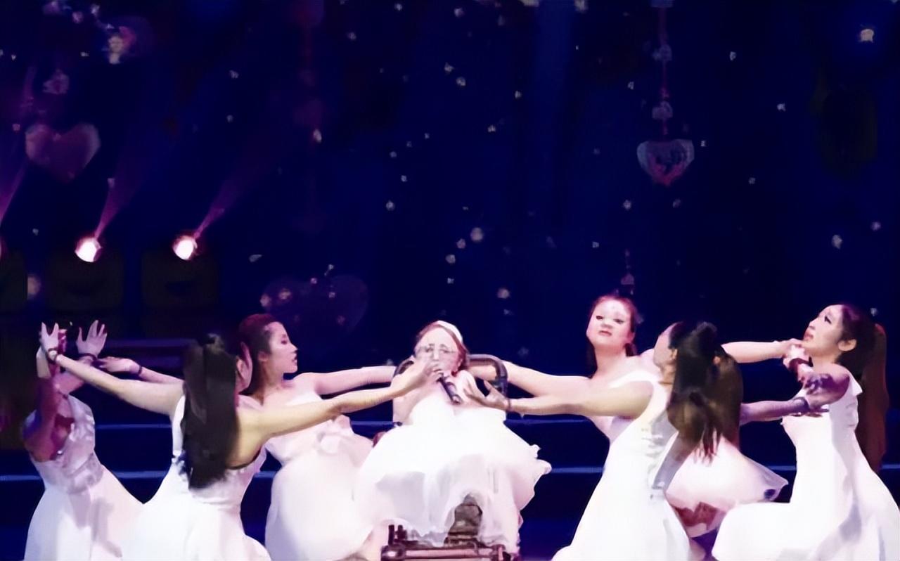 1990年她被诊断脆骨症身高止于68厘米23年后却嫁1米68帅小伙