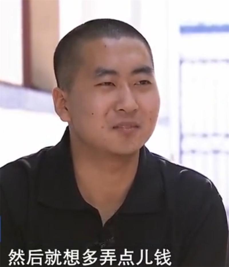 22岁的社会小青年李铮在无所事事地晃荡了一年后,觉得不能再这么下去