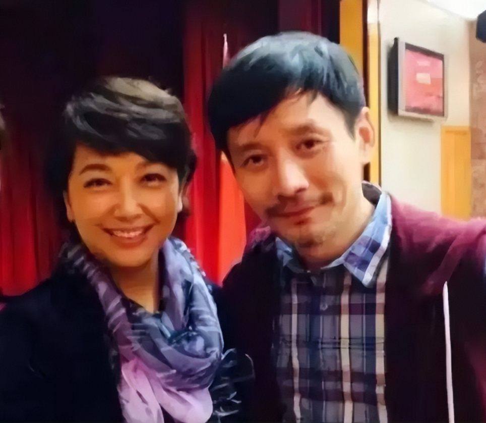 回顾演员田小洁二婚娶江珊对继女视如己出一家三口其乐融融