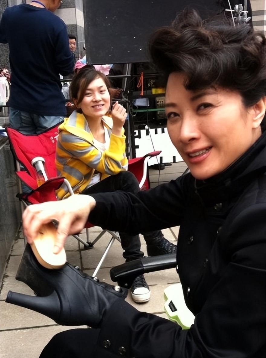 回顾王静戏好人低调父亲离世内心有钝痛她含泪撑起母亲晚年