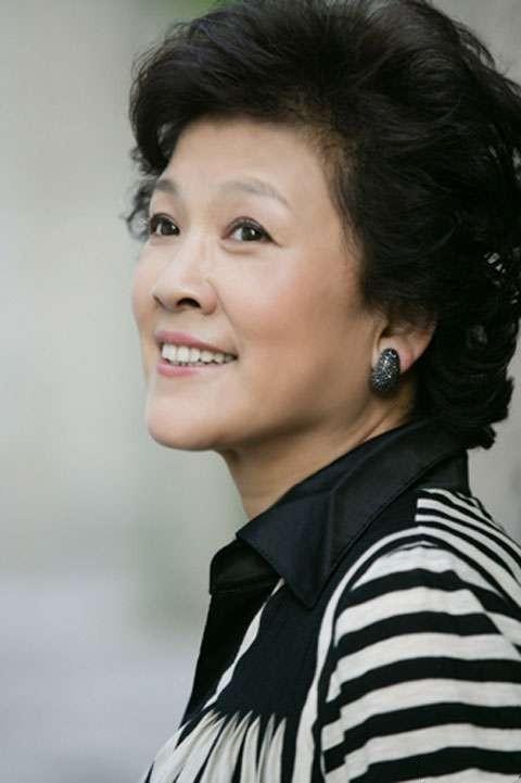 回顾国家演员宋春丽为拍戏放弃生子55岁领养女儿后怎样了