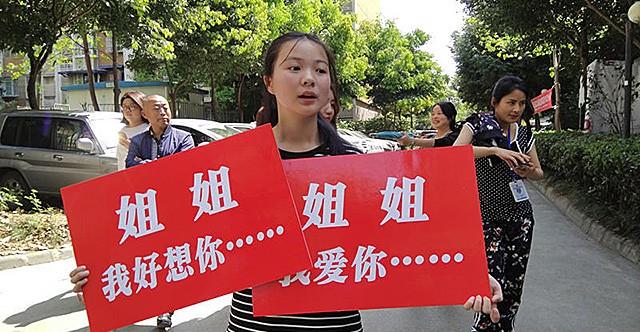 2018年4月3日,康英一家四口乘坐飞机从长春飞往了成都.