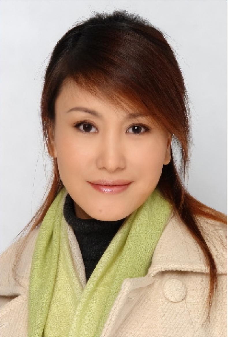 回顾王茜嫁大23岁导演徐庆东丈夫病逝8年她的选择让人泪目