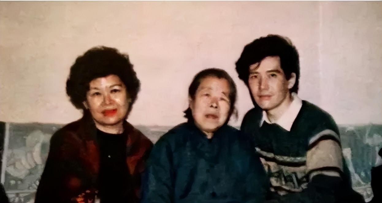 毕丽娜和费伟德离婚后,她带着儿子费翔留在了中国,费伟德则是回到了他