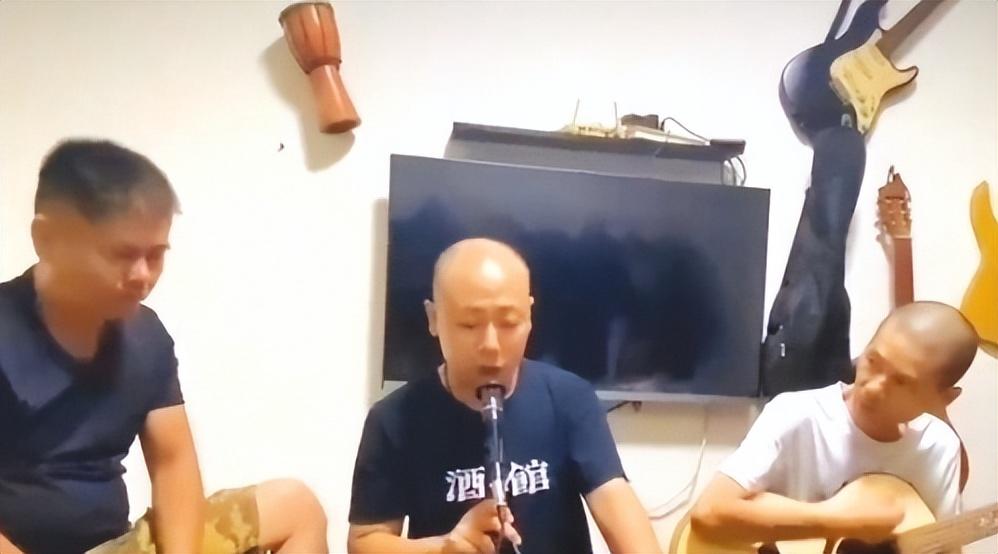 粱成和贺湘闽是初中同班同学,不过本来的交情并不深厚,只能算的上是