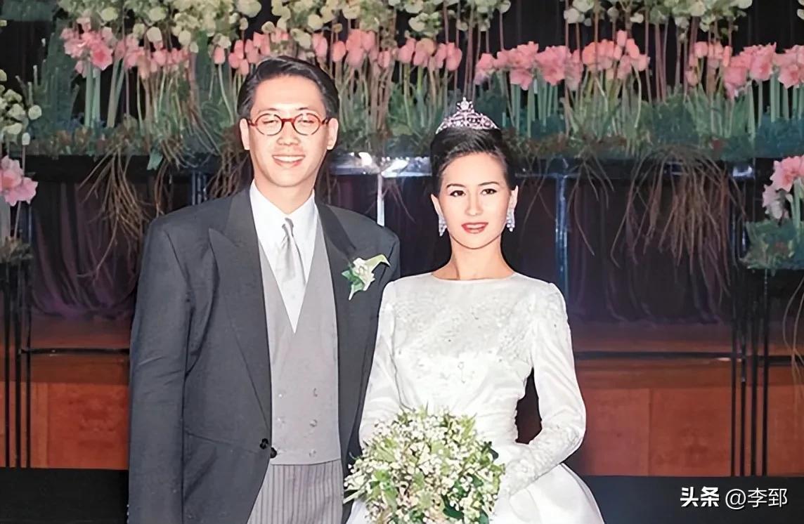 何超琼在张国荣追思会献歌一曲,被男生搂肩,网友:这人没教养