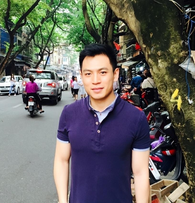 回顾央视主播何岩柯:含泪拯救母亲,将爱扩散,今40岁未婚也幸福