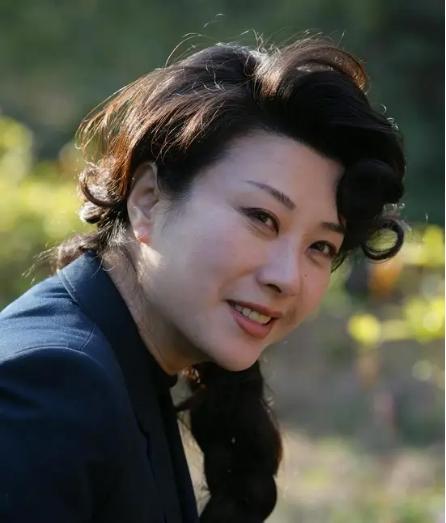 回顾王静戏好人低调父亲离世内心有钝痛她含泪撑起母亲晚年