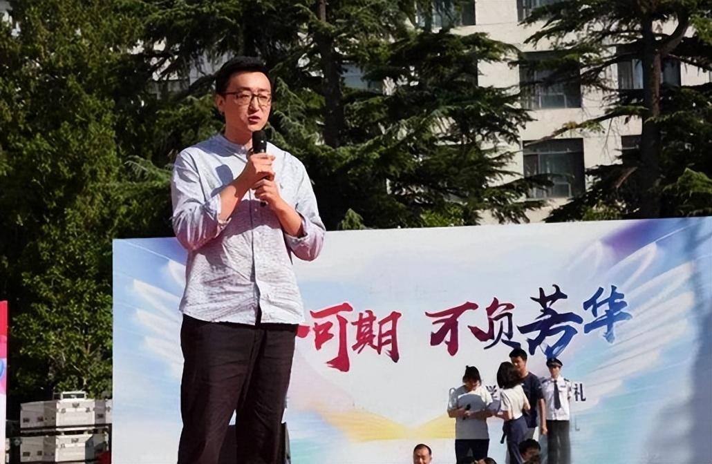 回顾苗凯风光背后有泪水弟弟为他辍学女友助他走上播音路