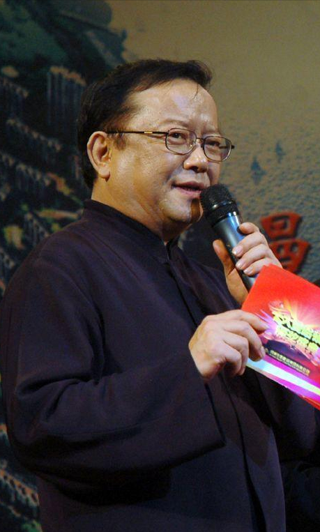 回顾75岁王刚外孙和儿子同上高中白发显老态妻子仍风韵犹存