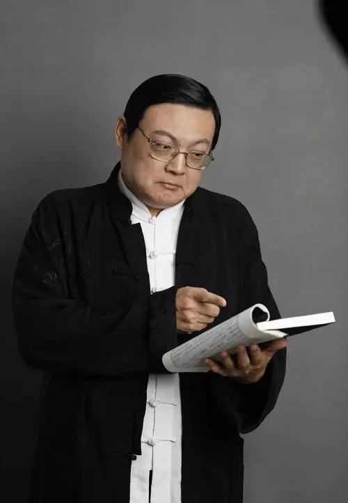 回顾梁宏达当年他在退圈之前都经历了什么