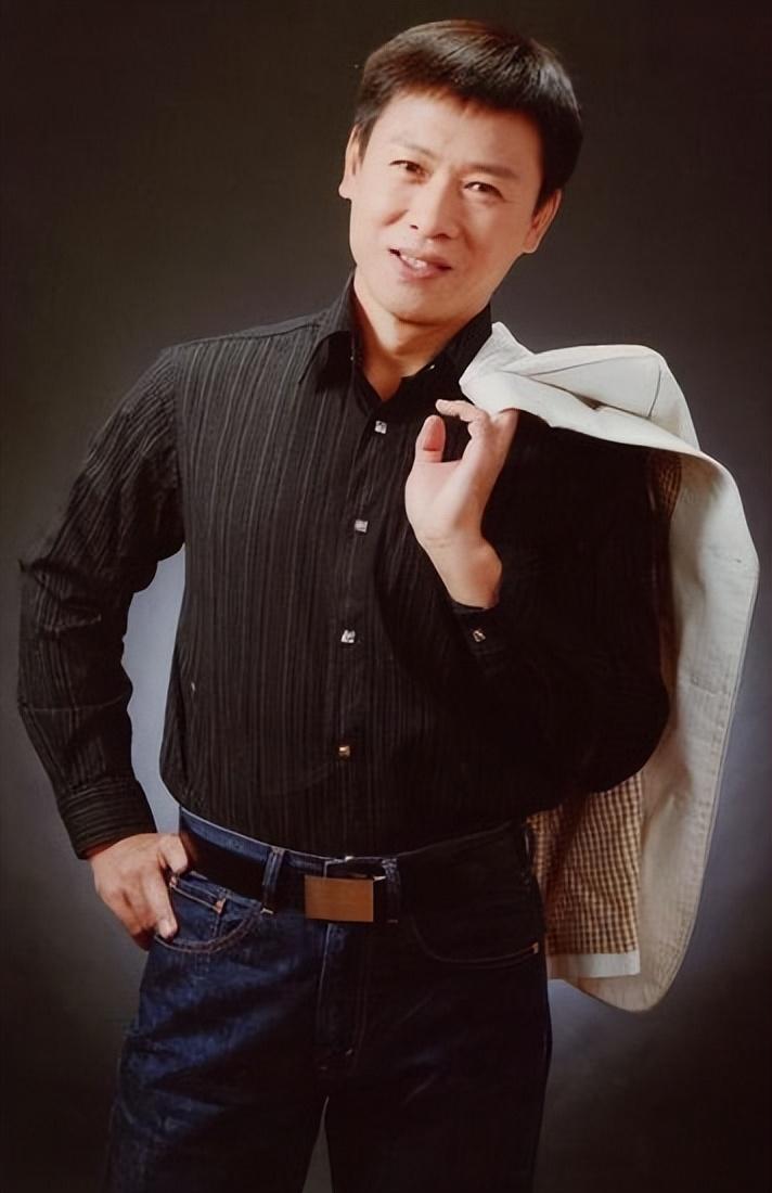 回顾胡亚捷妻子照顾3个家庭让他愧疚因岳父健康被妻子感激