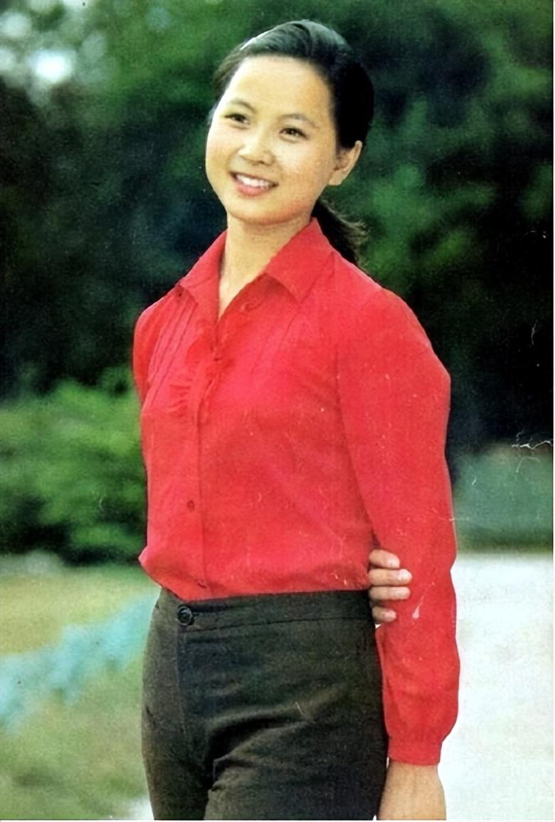 回顾演员赵越嫁二婚佟凡恩爱25年57岁无儿无女亦无悔