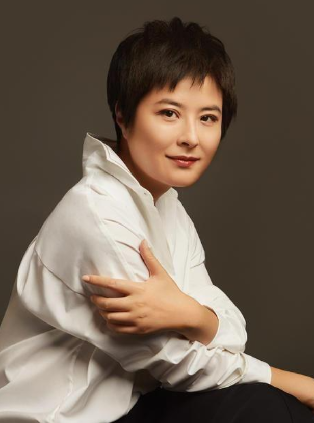 回顾央视主持人张泉灵嫁大18岁丈夫最红时辞职如今怎样了