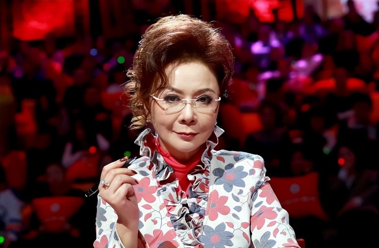 回顾蔡明儿子丁丁36岁仍未婚无子女是蔡明的骄傲也是她的心病