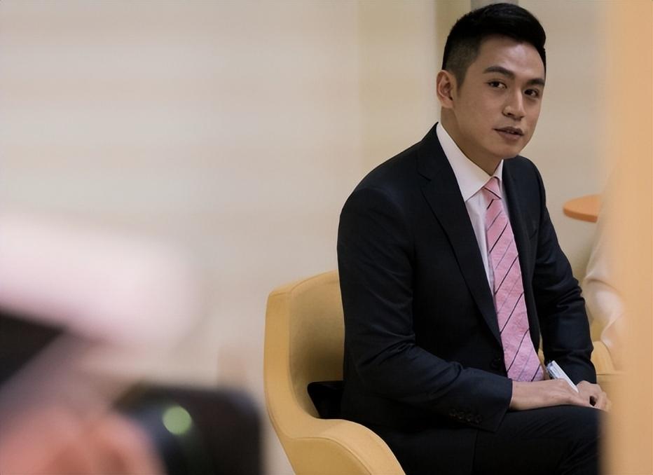 回顾央视主播何岩柯含泪拯救母亲将爱扩散今40岁未婚也幸福