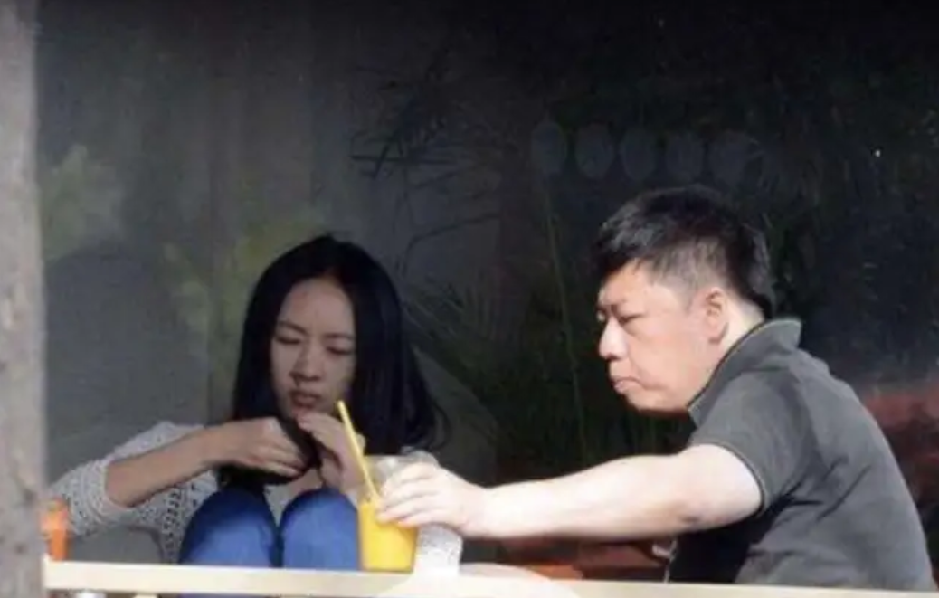 回顾童瑶在好的年纪嫁给大17岁富商王冉婚后家庭事业两头旺