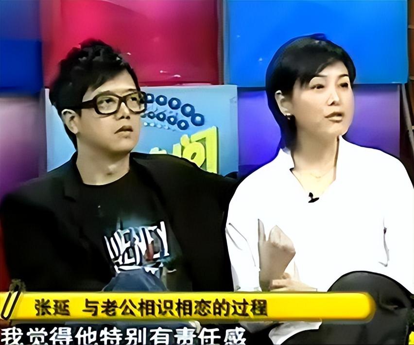 这个节目是在内地录制的,开工之前,张锦程正和同事一起在路边摊上吃面