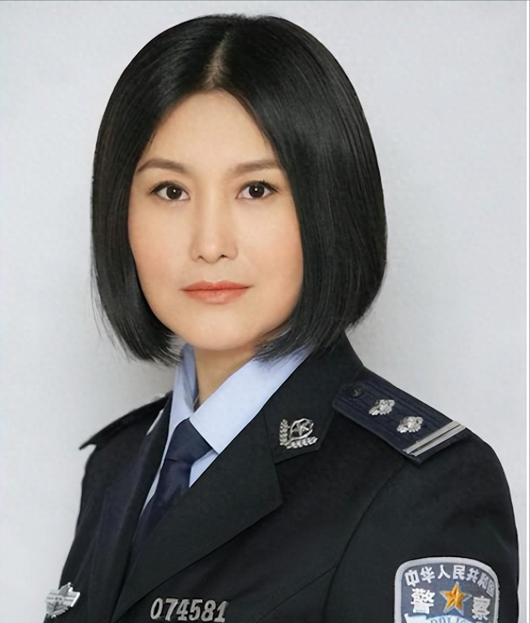 回顾她曾是银幕最美警花嫁给大23岁著名导演今55岁为夫守寡