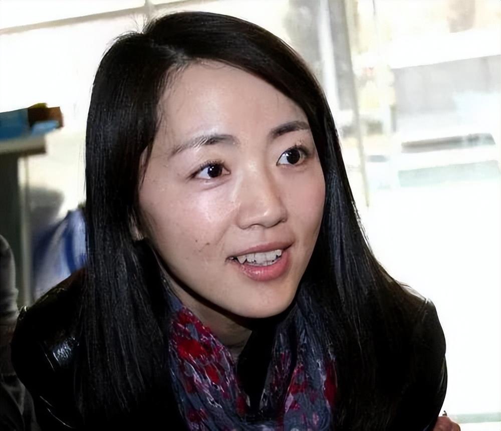 回顾气象小姐杨丹在央视工作28年零失误40岁高龄产子幸福至今