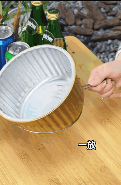 也可以借鉴资深露营人的办法,一次性铝箔锅,搭配上雪拉碗手柄,一个