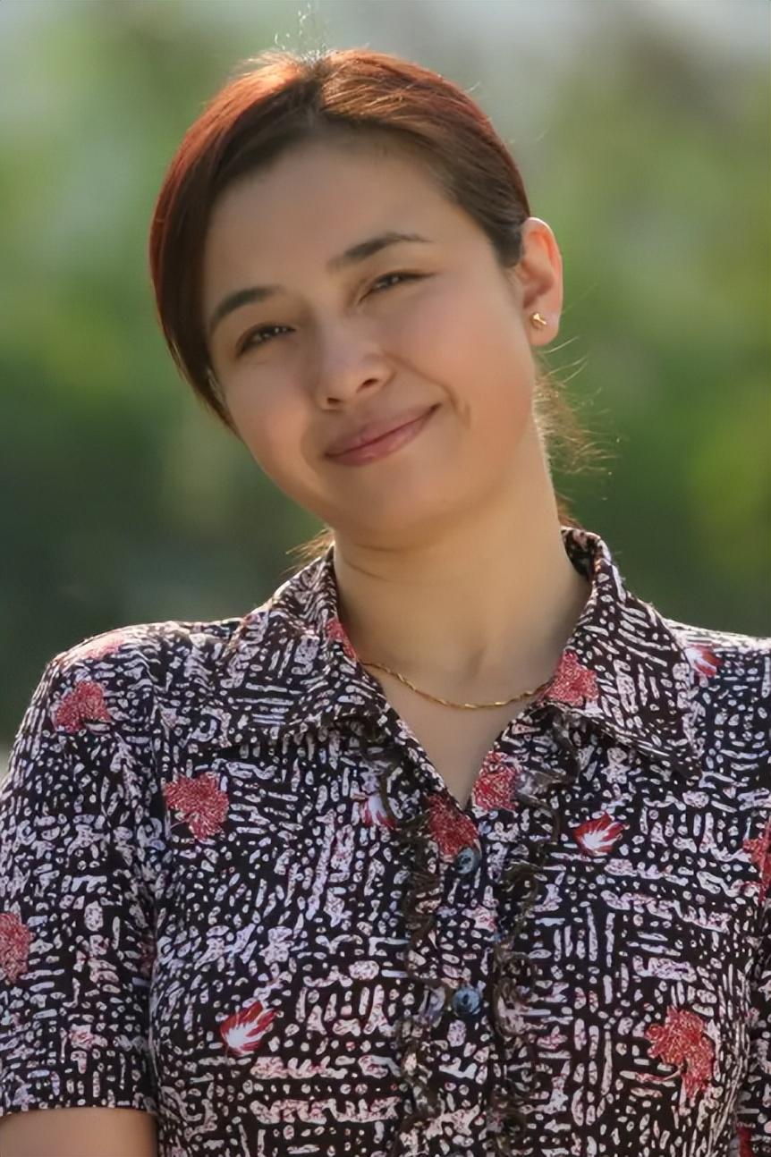 回顾王澜从名导垂爱的梨涡美人到发福大妈她的励志人生