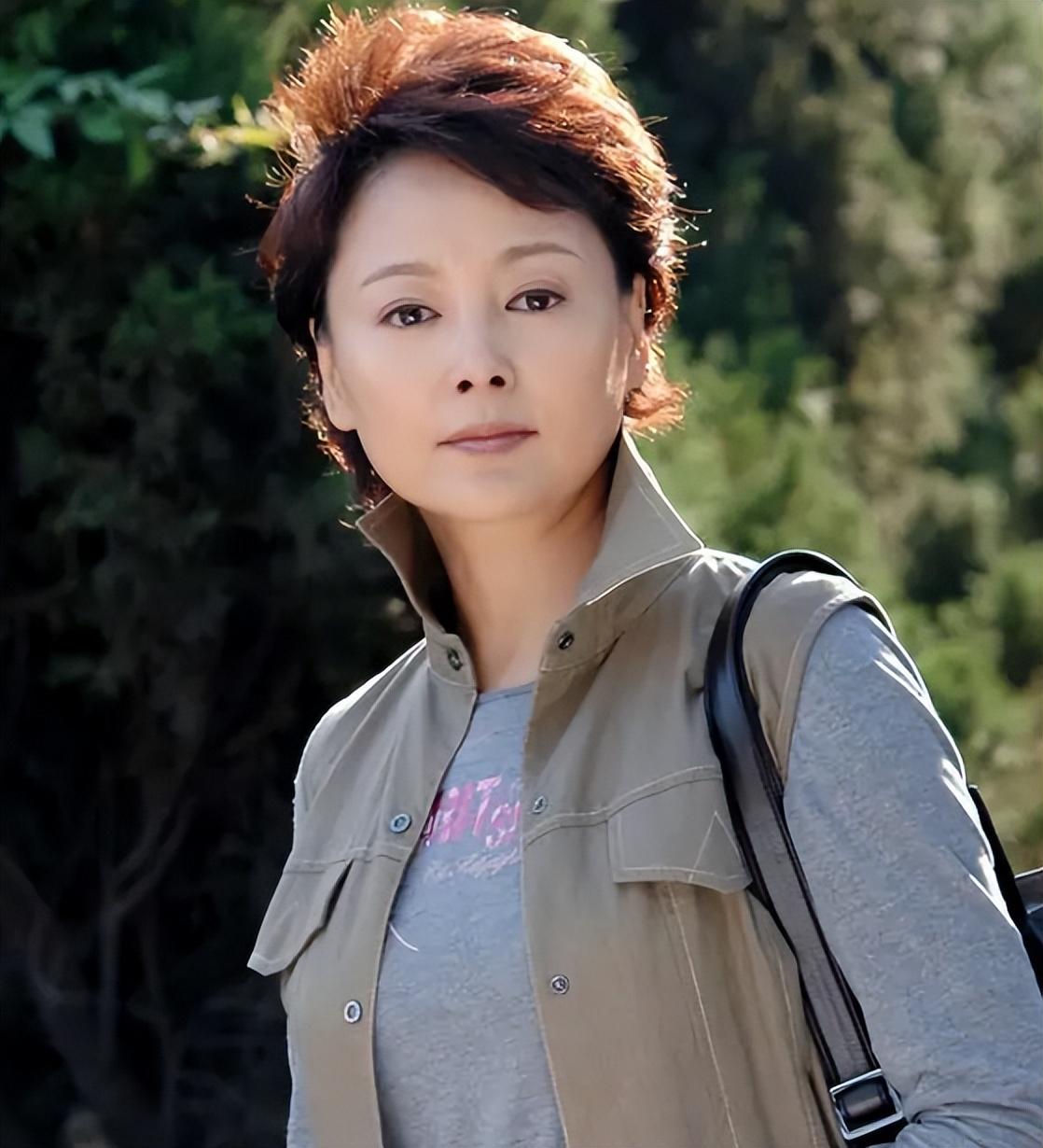 回顾演员张瑜一夜成名后弃夫出国离婚多年见到前夫还会心动