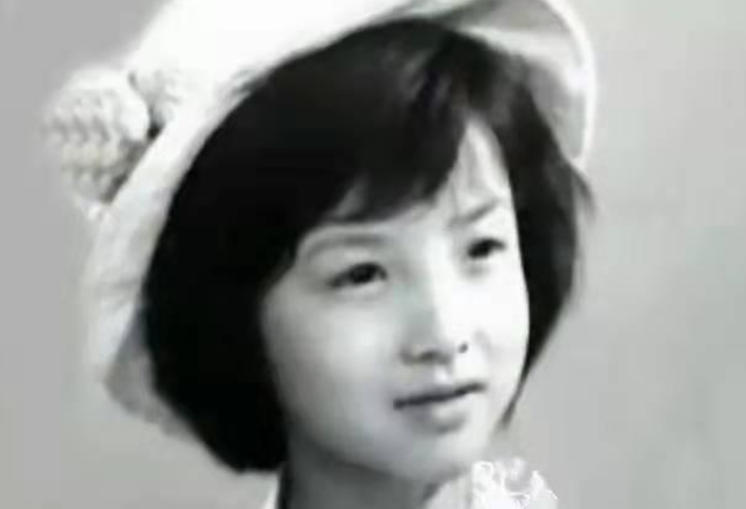 她是黄磊同班同学,与丈夫结婚24年零绯闻,12岁儿子长相帅气像她