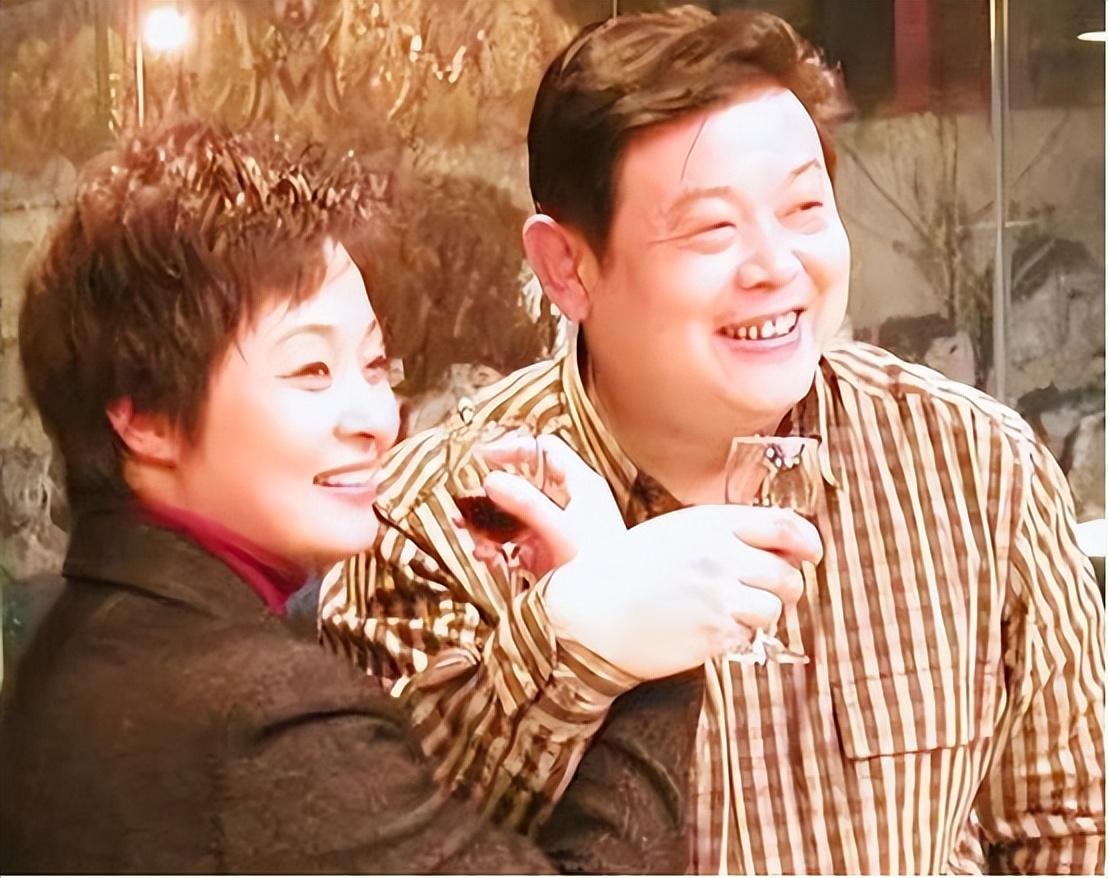 回顾演员张秋芳丈夫傅彪病逝18年后儿子引领她在悲痛中坚强