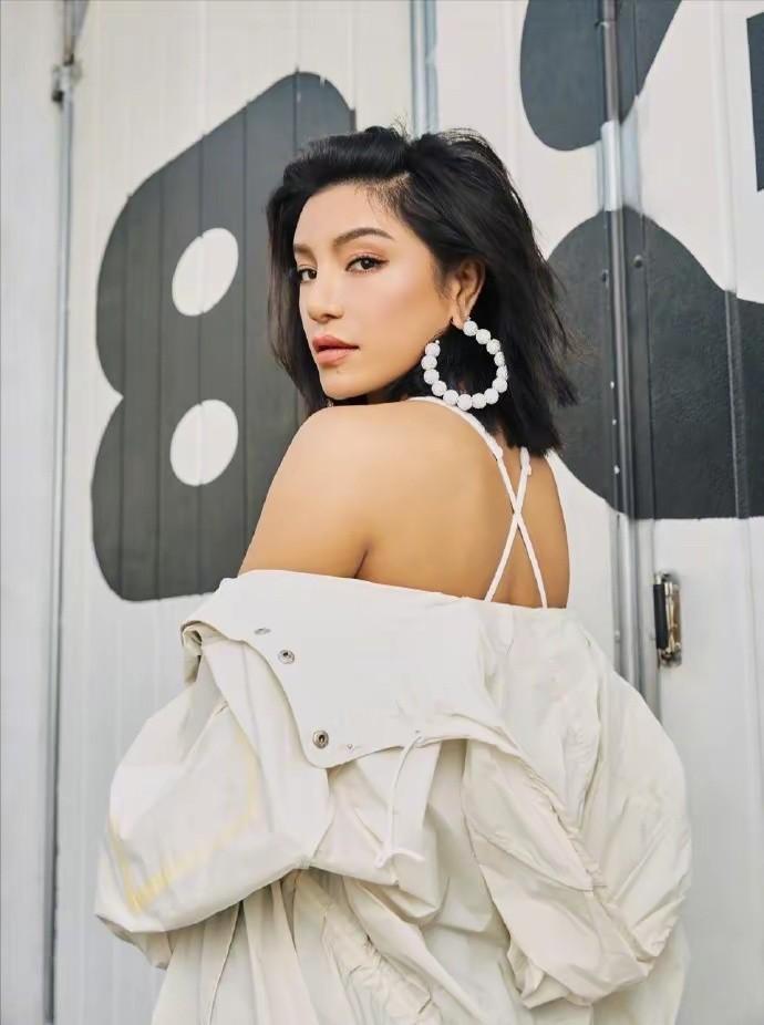 回顾超女冠军江映蓉因整容失败像怪物全身只剩眼珠是自己的