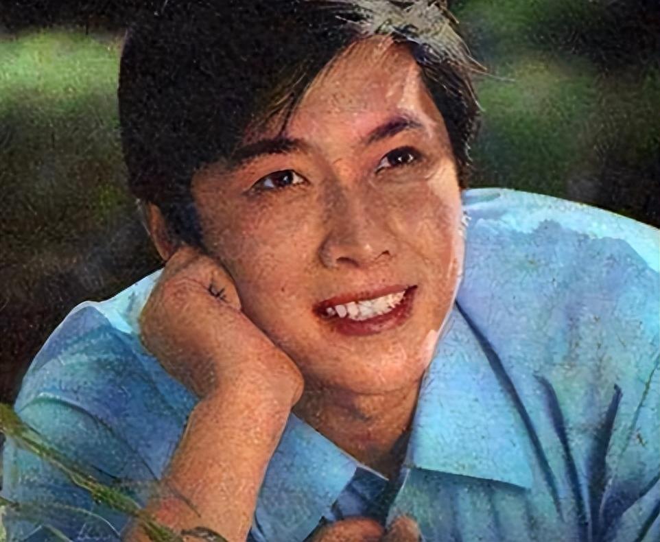 虽然唐国强在年轻时,确实是一个帅哥,但是出身普通家庭的他,一没钱,二