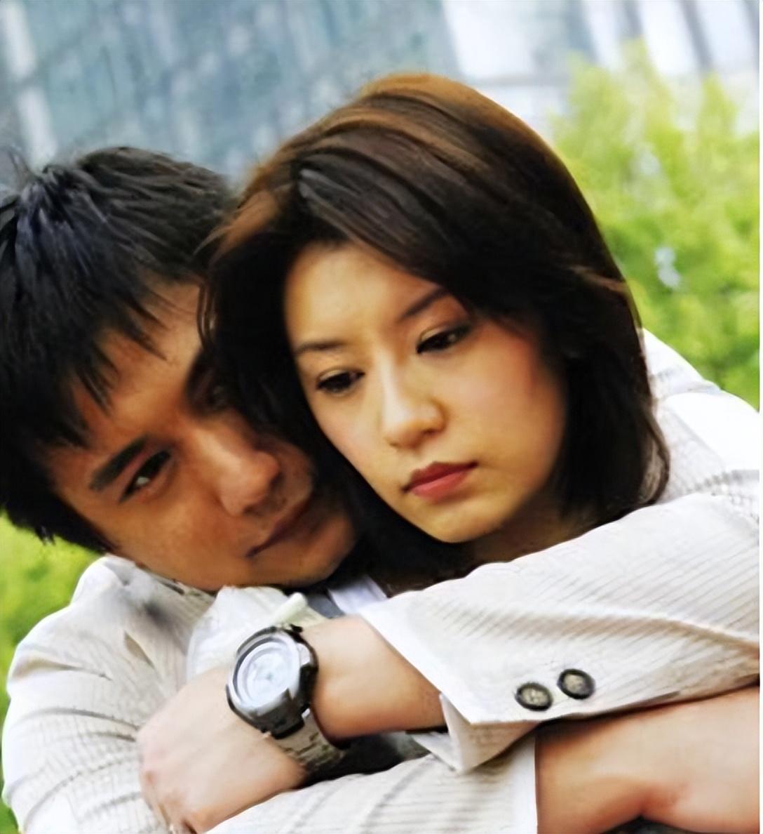 那时候贾静雯父亲刚去世,他生前欠下很多债都没还完.