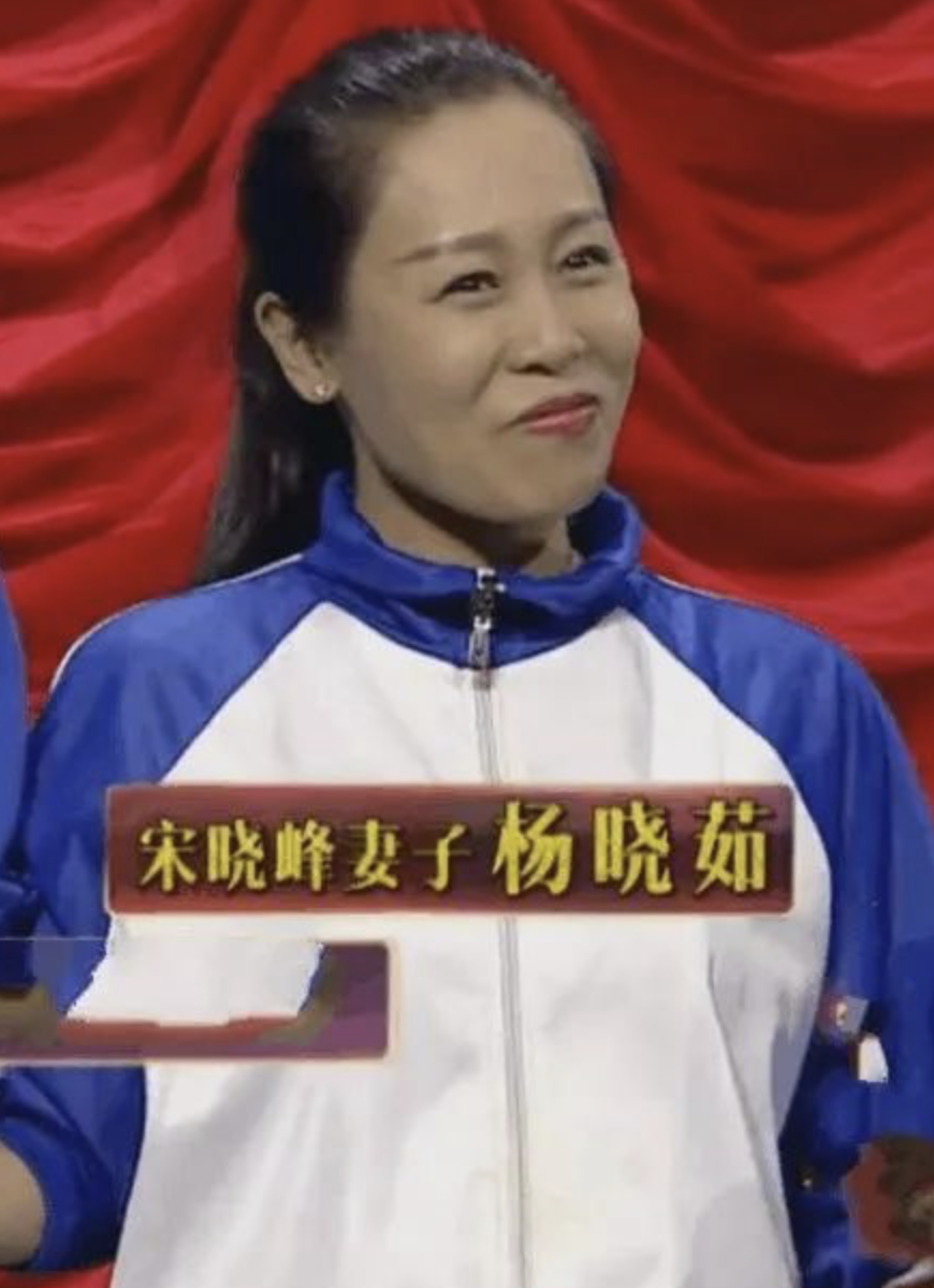 有次,宋晓峰在准备上台表演的时候,突然被告知搭档没办法出场.