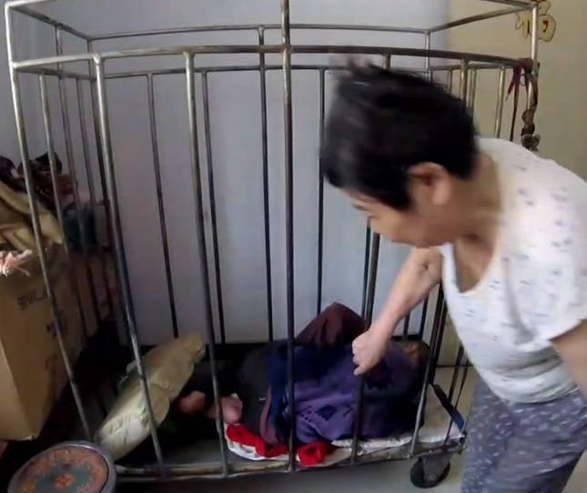 回顾河南母亲笼中养儿45年不离弃坚持喂养如今怎样了