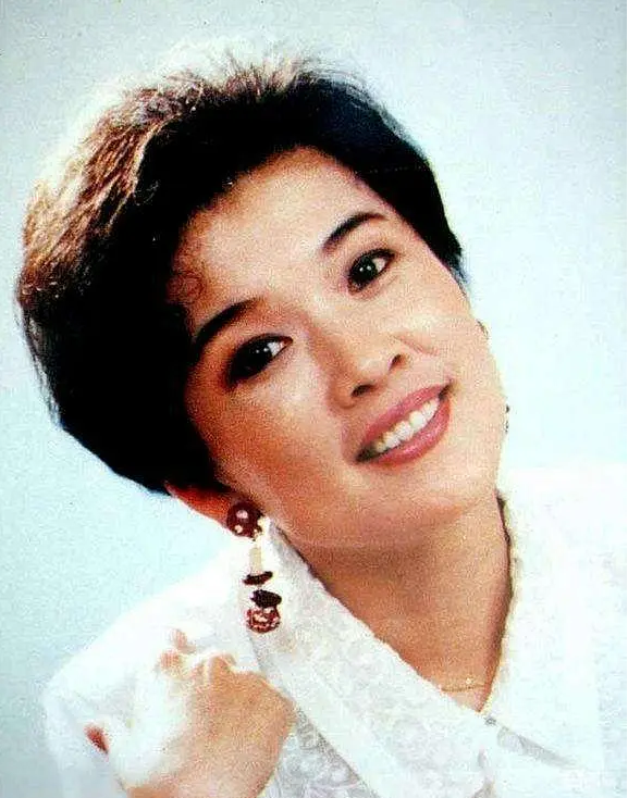 回顾国家演员宋春丽为拍戏放弃生子55岁领养女儿后怎样了