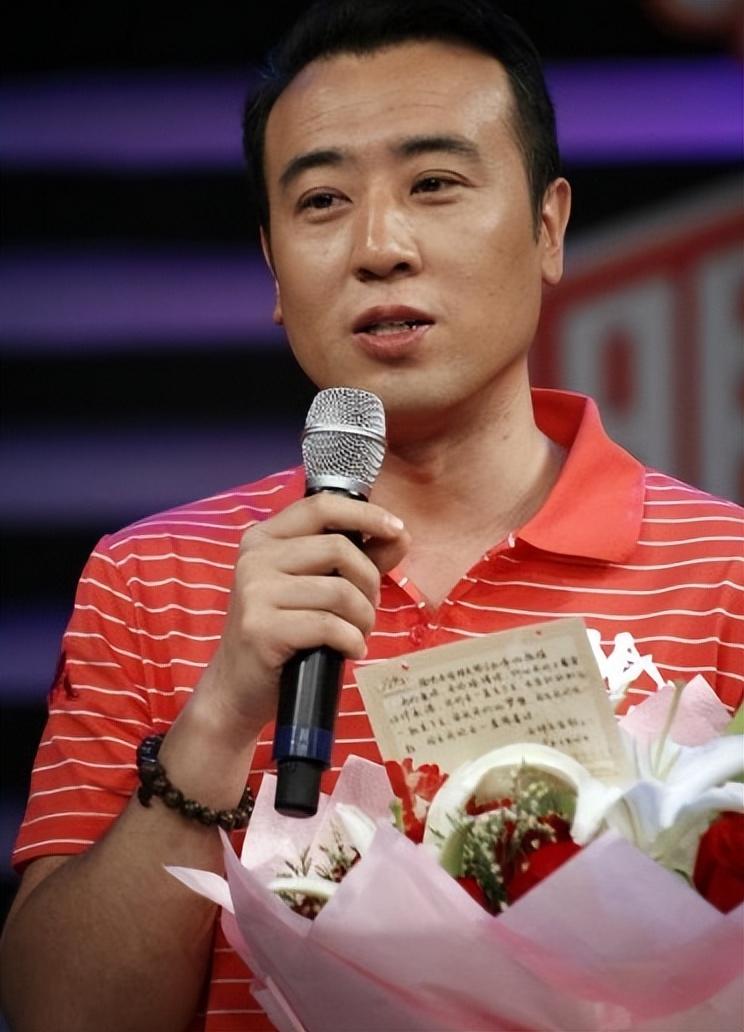 回顾于和伟8个哥哥姐姐供他读书红了不忘本给他们买车买房
