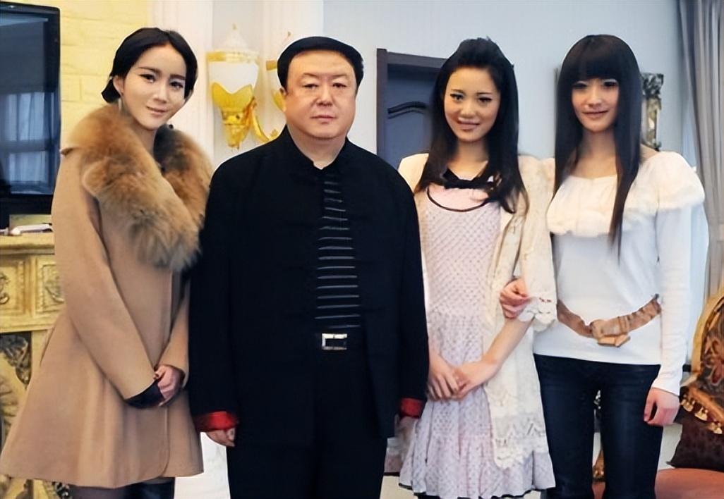 回顾著名导演尤小刚三婚娶80后美娇娘他的人生真的完美了