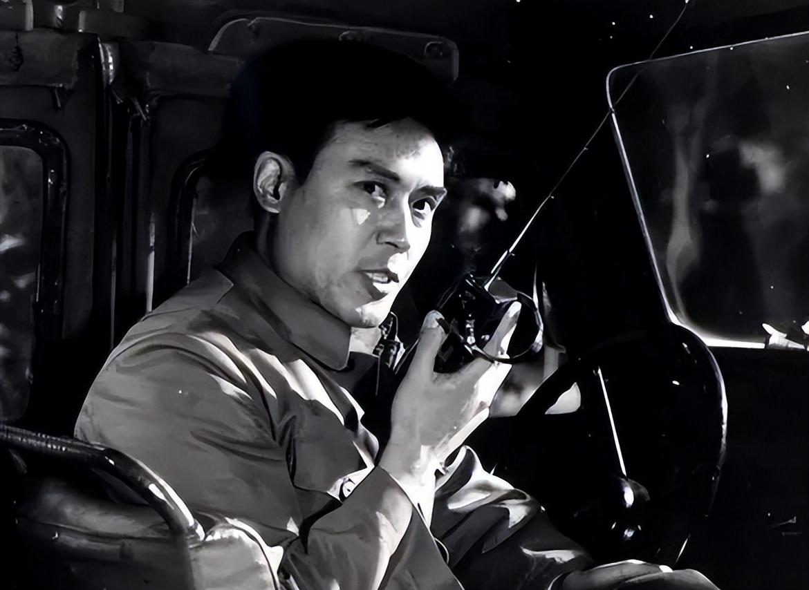 回顾著名演员达式常终生只爱一个人他一生不买车不开车是为何