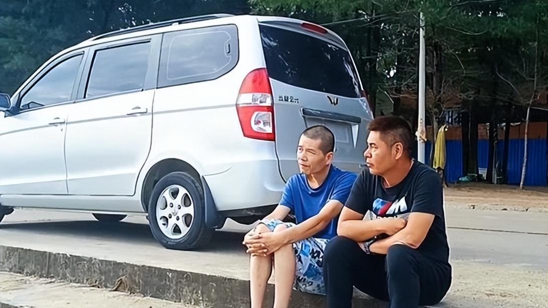 之前,朋友们到贺湘闽家吃饭是不收钱的,大家是轮流买些食材过来,但是