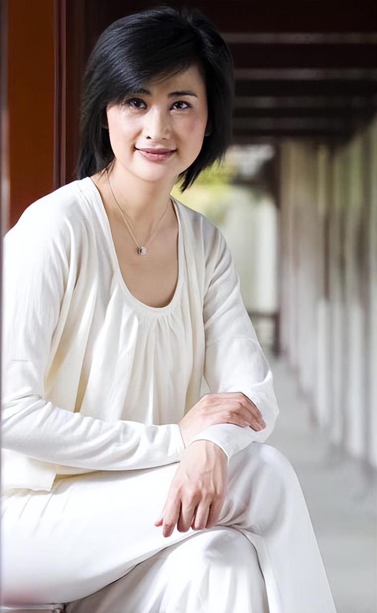 回顾主持人吴小莉和亲哥浙江相认对方一贫如洗她帮没帮亲哥