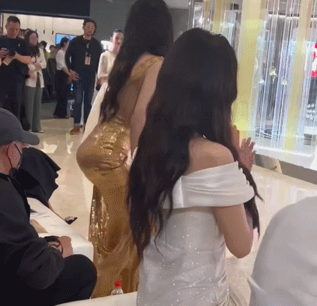 直到在一次颁奖礼上,网友们都很好奇杨幂的臀部怎么这么奇怪,这才解密