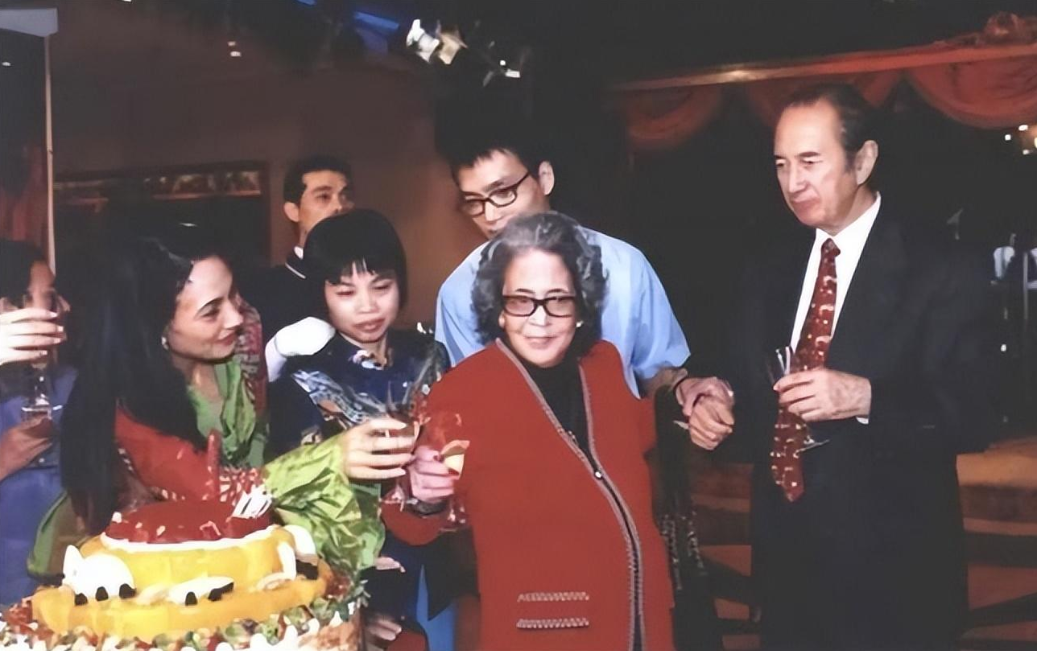 回顾黎婉华一生荣华富贵儿女死得死疯得疯去世后与丈夫隔海相望